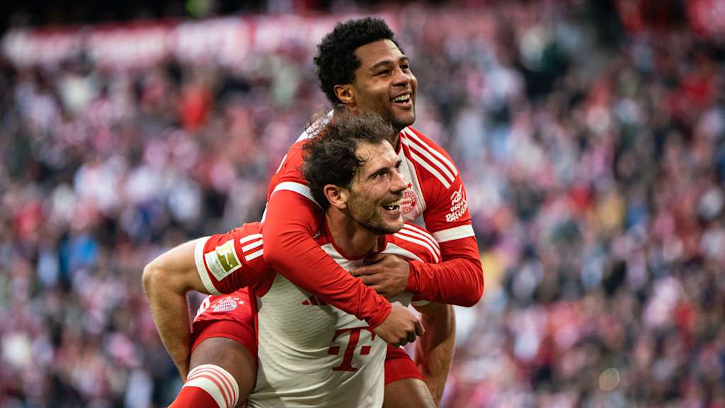 Leon Goretzka und Serge Gnabry bejubeln ein Tor des FC Bayern im Spiel gegen Mainz 05.