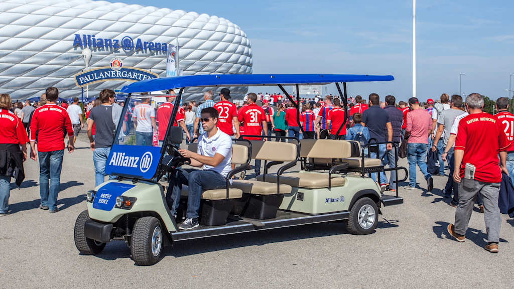 Fahrzeug des Allianz Shuttle Service vor der Allianz Arena bei einem Heimspiel des FC Bayern