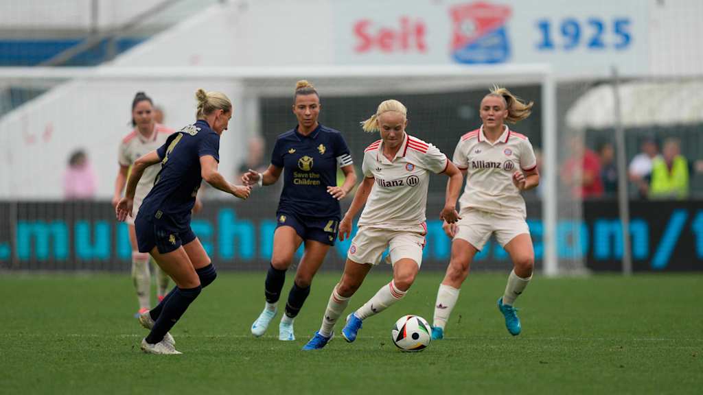 Pernille Harder im Testspiel gegen Juventus Turin im Zweikampf.