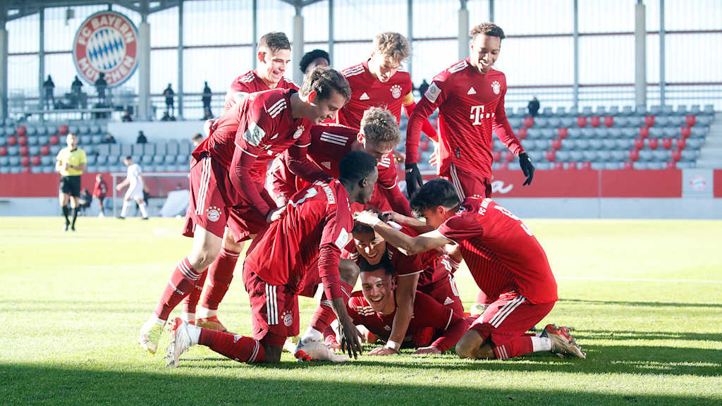 Die U19 des FC Bayern bejubelt den Sieg über Hertha BSC.