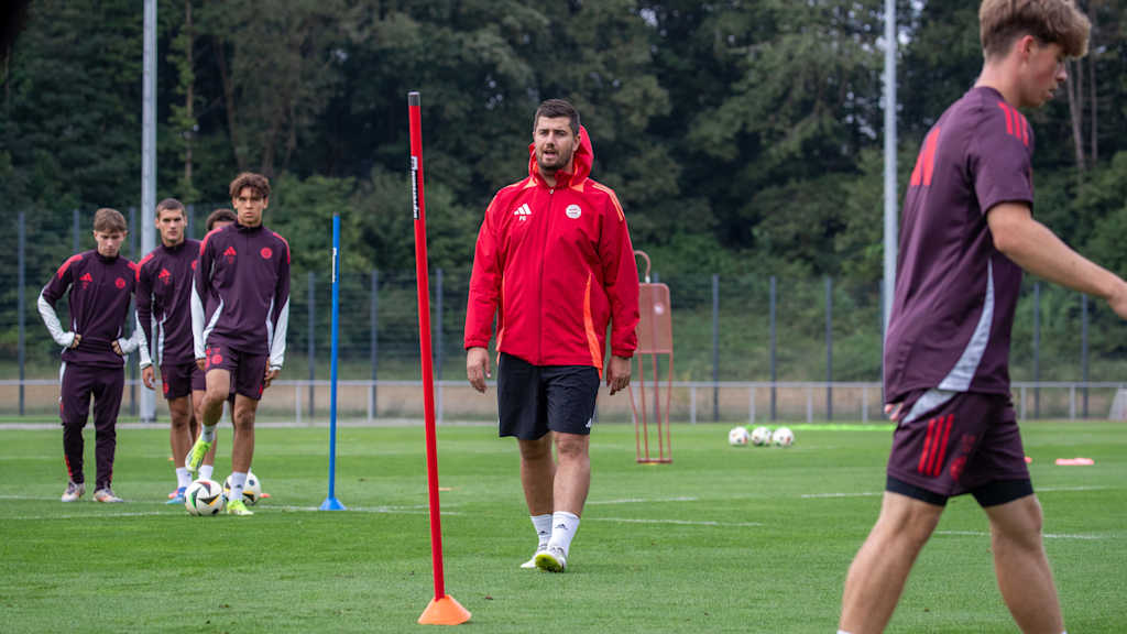 Cheftrainer Peter Gaydarov U19 beim Training am Campus