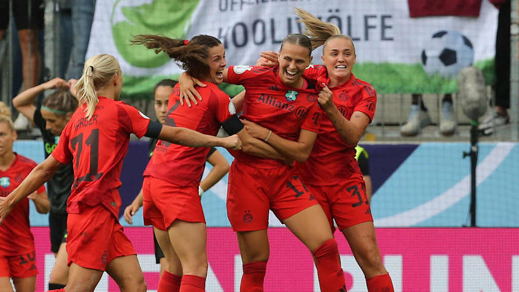 Jubel der FC Bayern Frauen nach einem Tor im Supercup gegen Wolfsburg