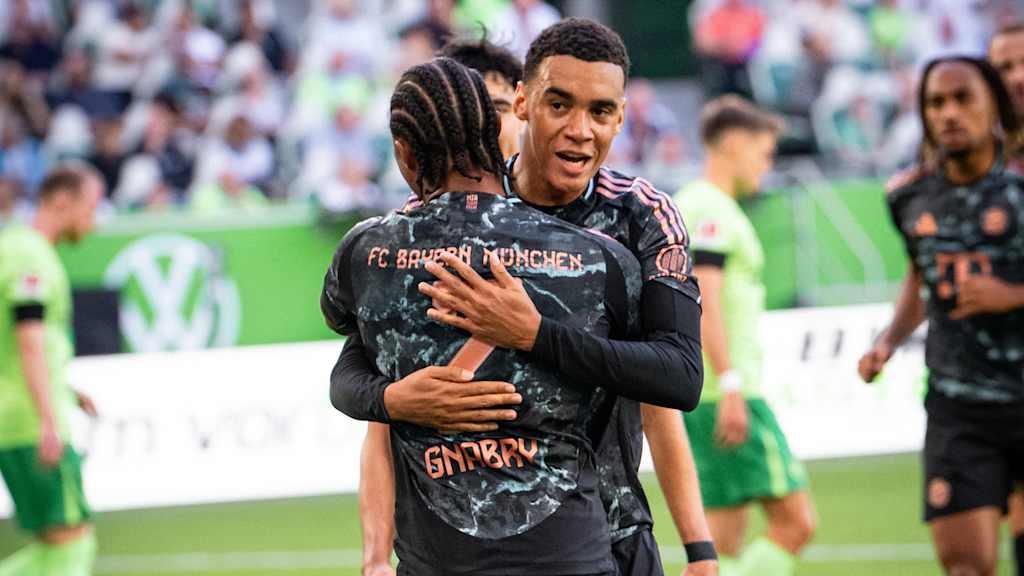 Jamal Musiala und Serge Gnabry bejubeln ein Tor gegen Wolfsburg