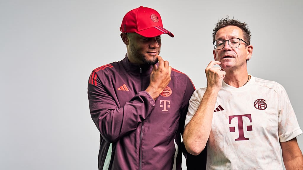 Cheftrainer Vincent Kompany bekommt seine Gebärde erklärt.