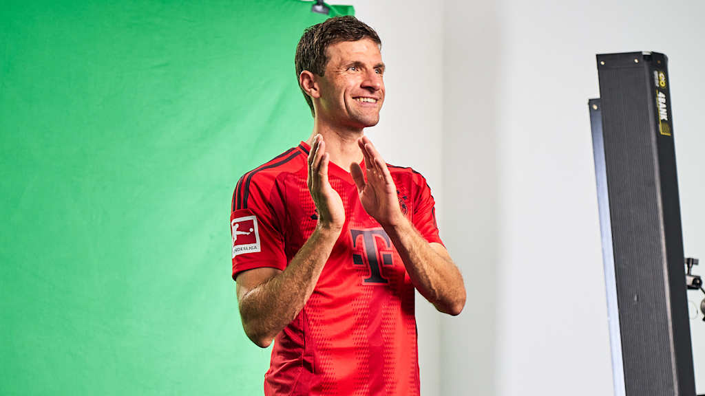 Thomas Müller formt die Gebärde für seinen Namen