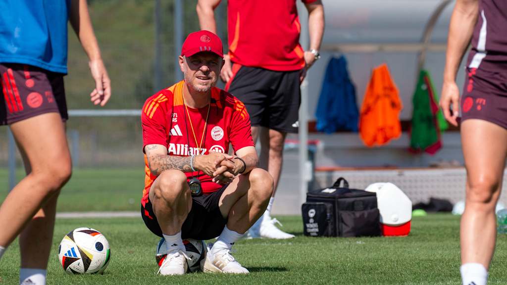 FC Bayern Frauen Trainer Alexander Straus im Training.