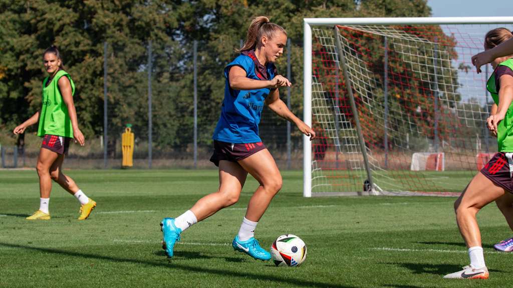 Georgia Stanway dribbelt mit dem Ball im Training der FC Bayern Frauen.