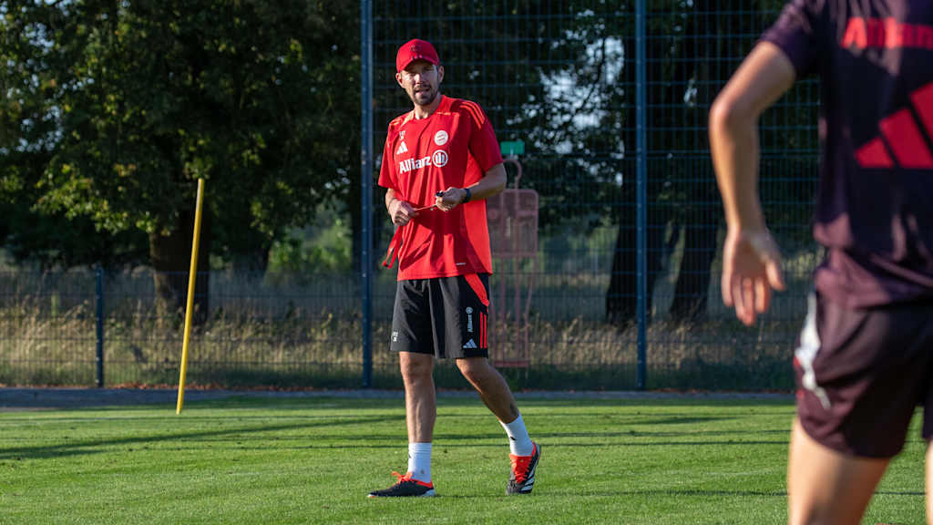 Jérôme Reisacher von den FC Bayern Frauen II während einer Trainingseinheit