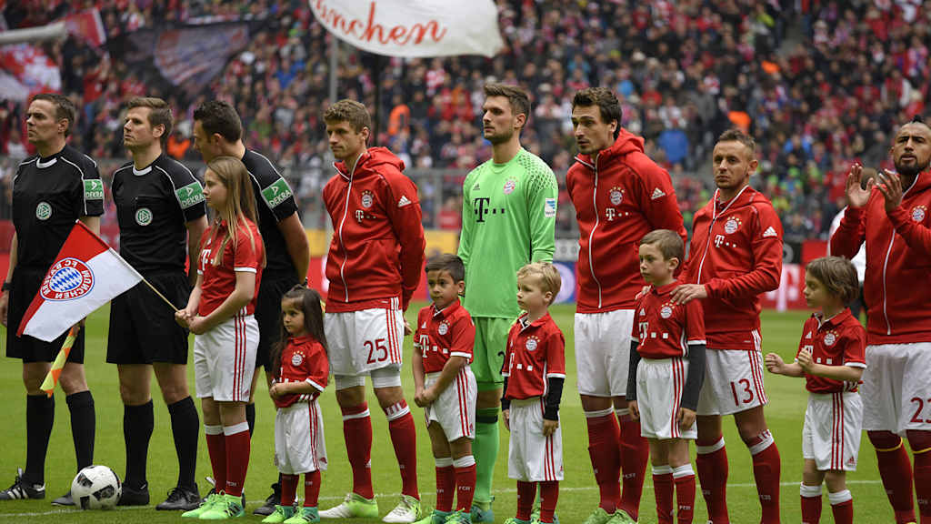 Thomas Müller led his boyhood club out as captain for the first time in April 2017 against Mainz.