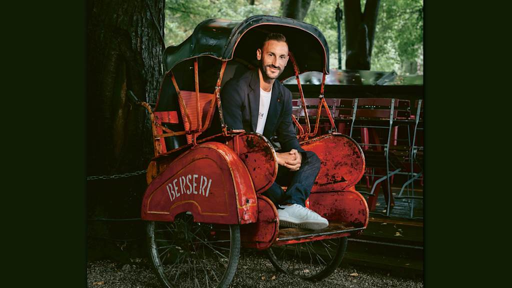 Diego Contento in a rikshaw