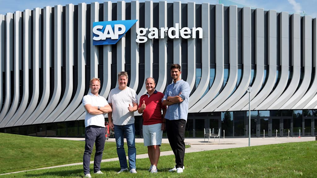 FCB eV-Geschäftsführer Benny Folkmann (li.) beim Ortstermin am SAP Garden