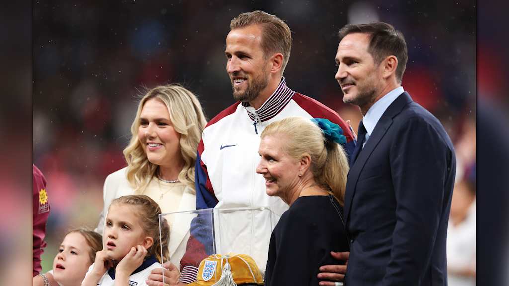 Harry Kane erhält Goldene Mütze für 100. Länderspiel