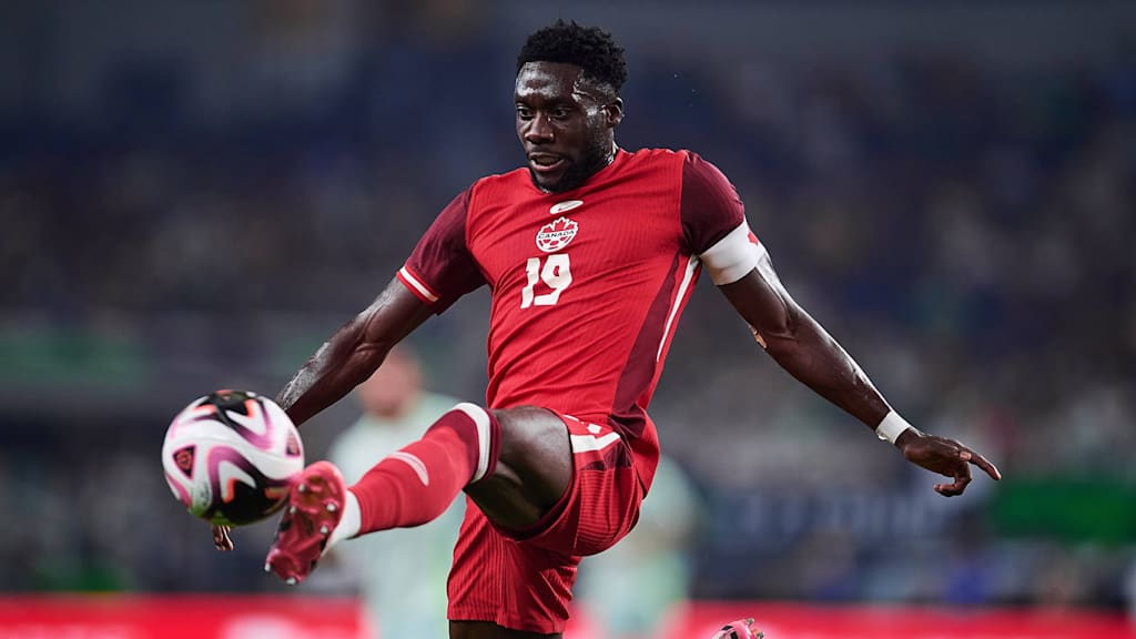 Alphonso Davies stoppt einen Ball im Spiel gegen Mexiko