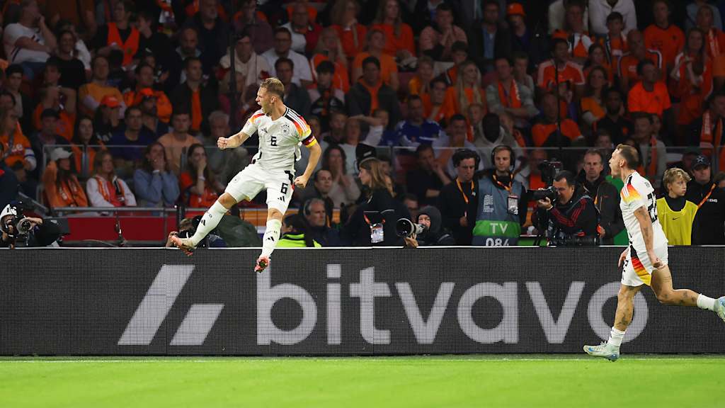 Nach seinem Tor gegen die Niederlande springt Joshua Kimmich vor Freude in die Luft.