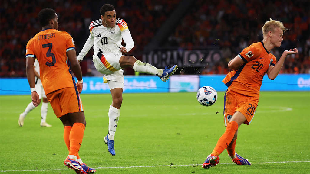 Jamal Musiala schießt im Länderspiel gegen die Niederlande aufs Tor.