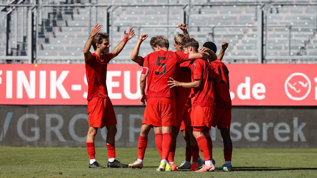 Jubeltraube der Spieler der FC Bayern Amateure