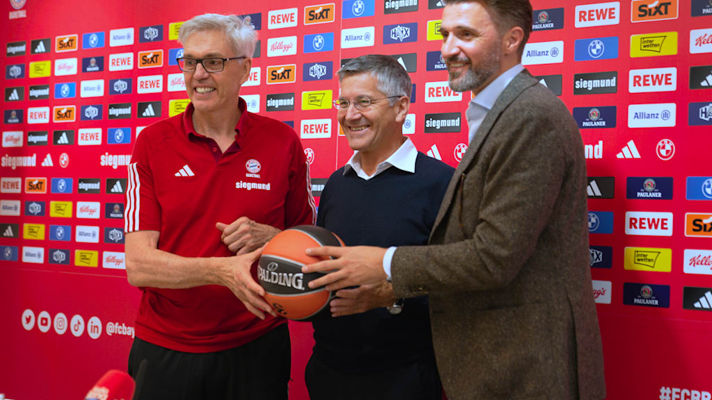 Gordon Herbert, Herbert Hainer und Marko Pesic bei der Pressekonferenz zum Saisonauftakt des FC Bayern Basketball