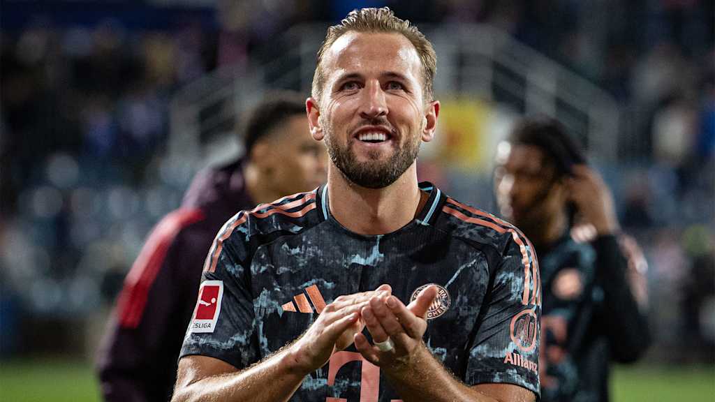 Harry Kane applaudiert nach dem Sieg in Kiel Richtung der FC Bayern-Fans
