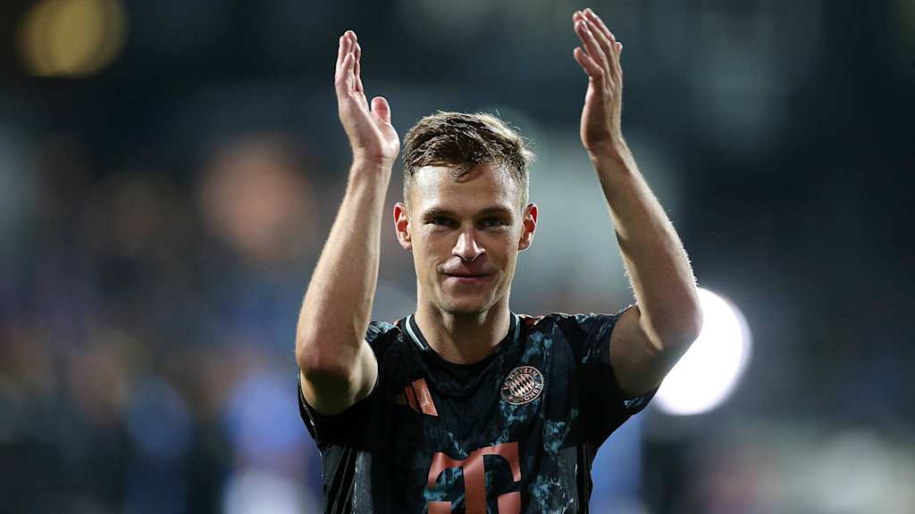 Joshua Kimmich jubelt mit den Fans nach dem Spiel in Kiel