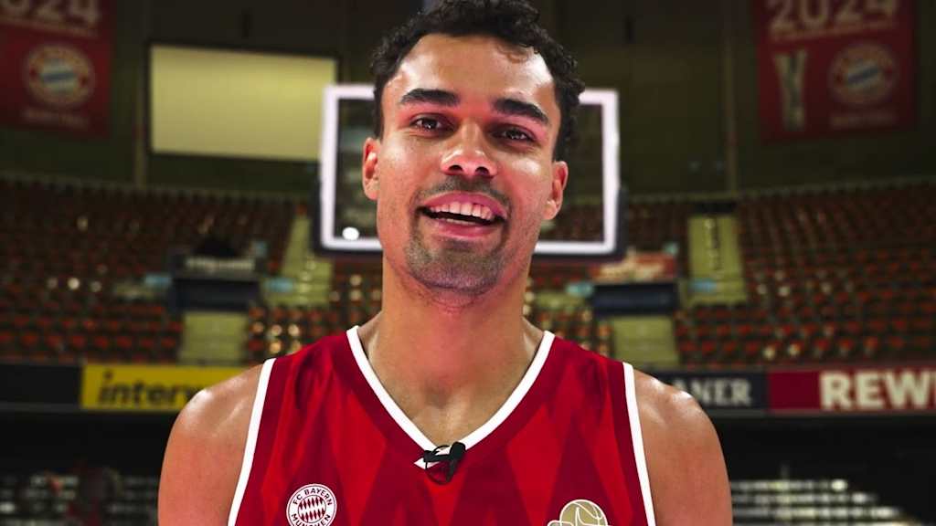 Oscar da Silva bei seiner Ansprache an die FCBB Dauerkarten Inhaber