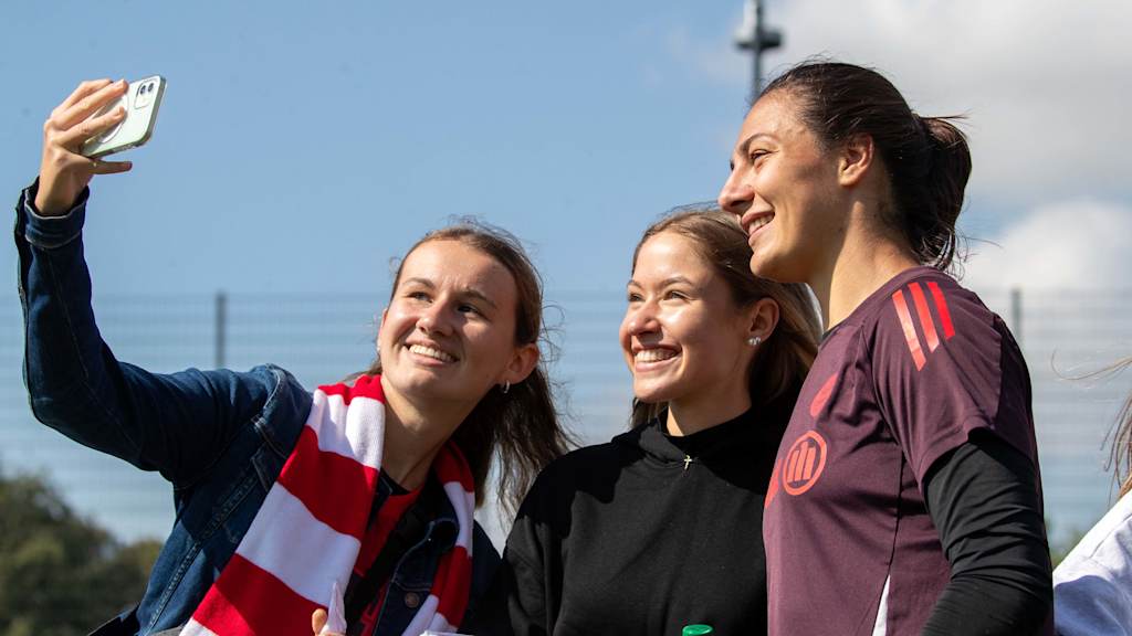 Maria Luisa Grohs im Training der FC Bayern Frauen mit Fans.