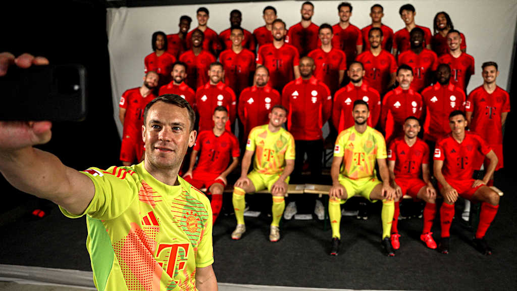 Manuel Neuer takes a selfie at the FC Bayern team photo shoot