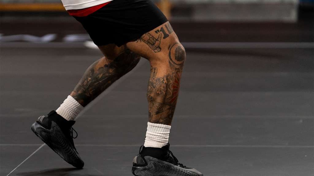 Aufnahme der Beine eines Basketballers des FC Bayern
