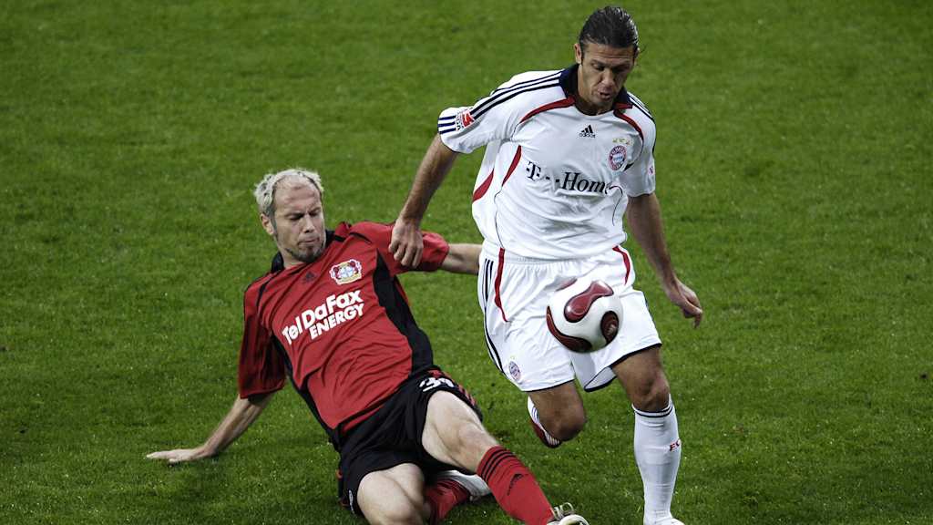 Martin Demichelis del FC Bayern en el partido contra el Bayer 04 Leverkusen en 2007