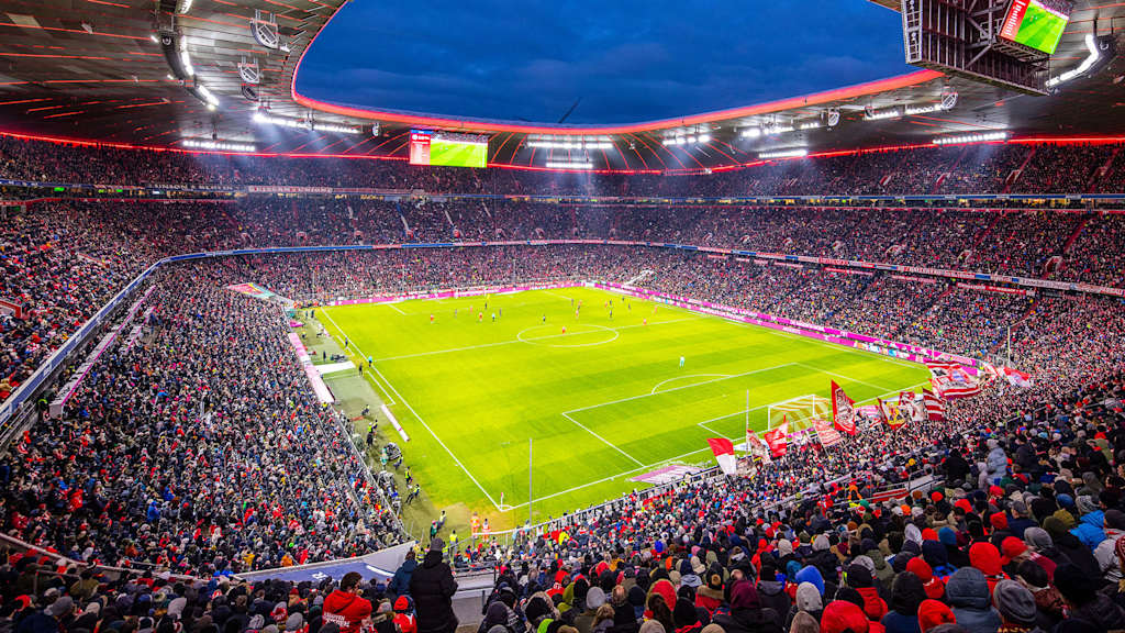 Die ausverkaufte Allianz Arena bei Flutlicht