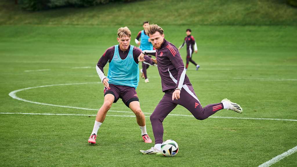 Steve Breitkreuz und Samuel Unsöld im Training der FC Bayern Amateure vor dem Regionalliga-Spiel gegen den TSV Buchbach.