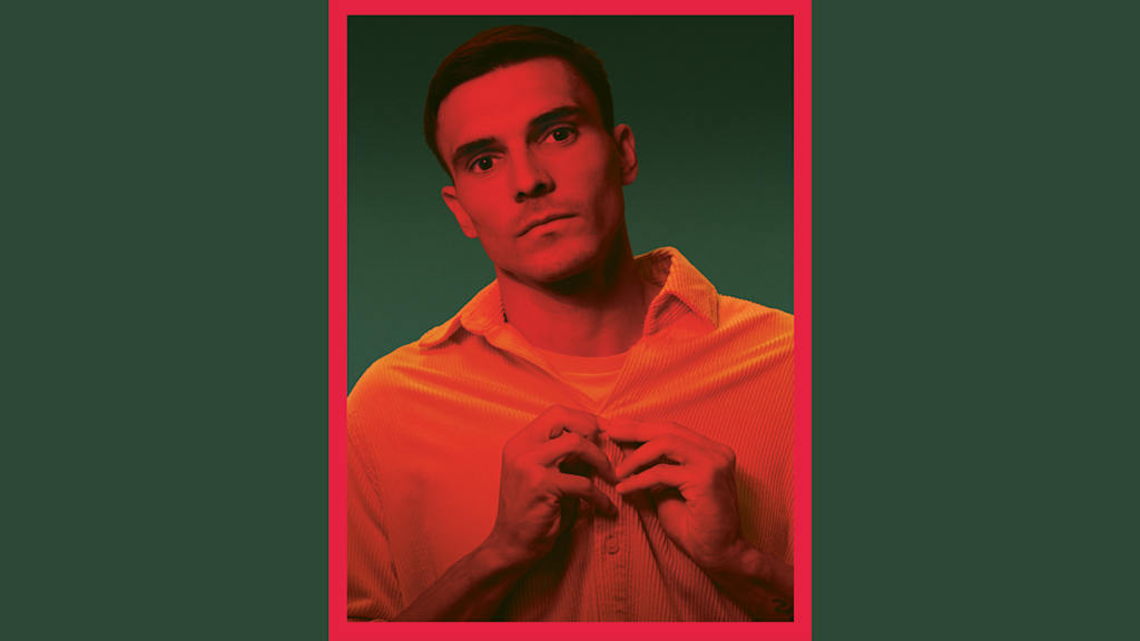 Joao Palhinha posa de rojo para FC Bayern Magazine 51