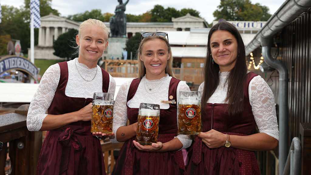 Pernille Harder, Georgia Stanway und Jovana Damnjanovic auf dem Oktoberfest.