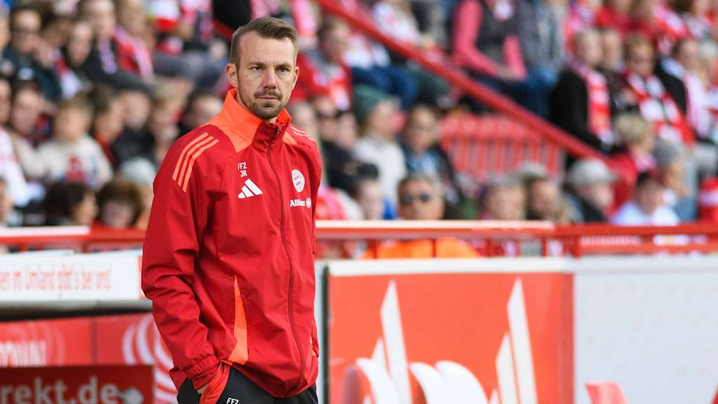Jerome Reisacher beim Spiel der FC Bayern Frauen gegen Union Berlin.