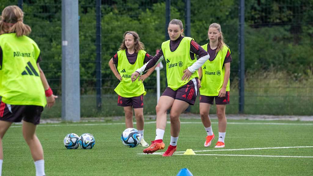 Die FC Bayern Frauen U15 im Training.