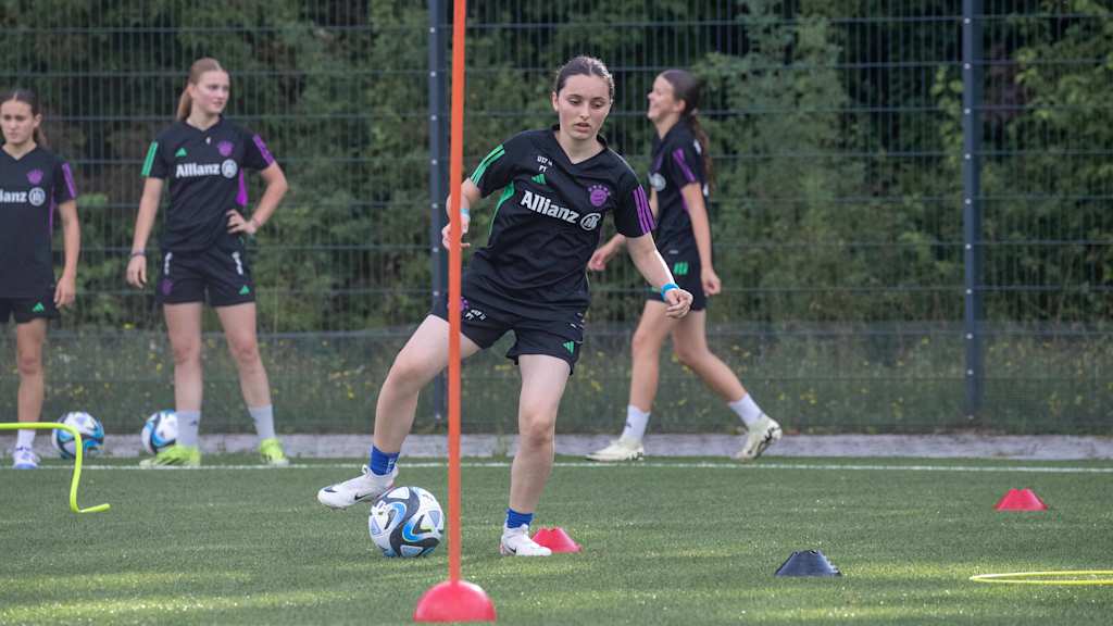 Die FC Bayern Frauen U17 im Training.
