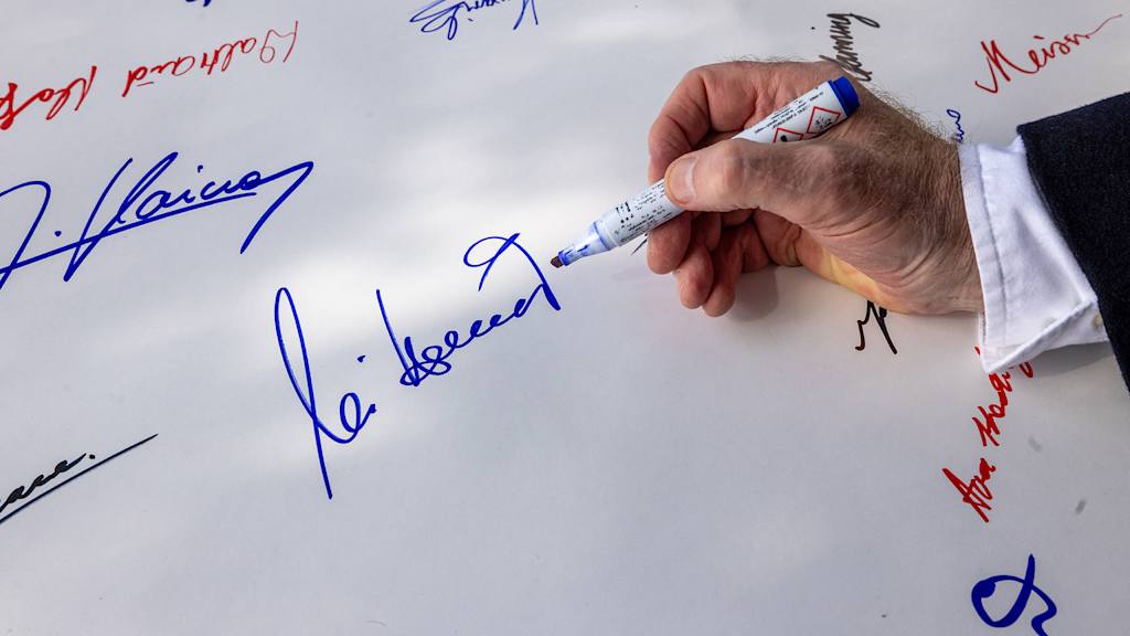 FC Bayern takes part in signature campaign against far-right extremism, anti-Semitism, racism, hatred and hate speech.