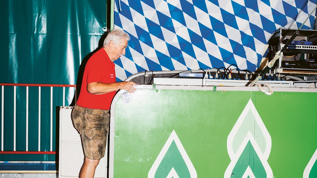 Werner Simmerl geht in die Sprecherbox des Teufelsrads