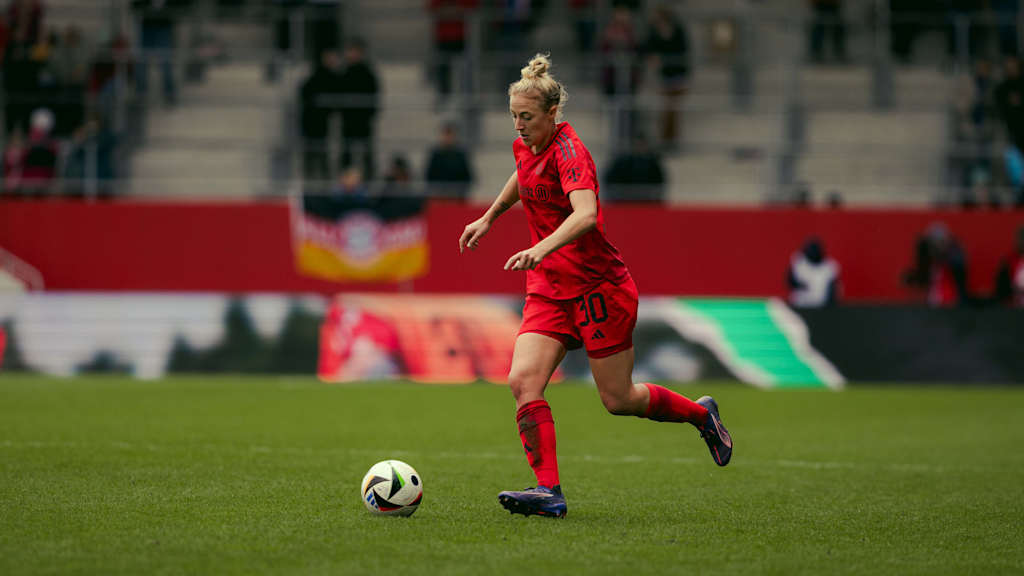 Carolin Simon in action against 1. FC Köln.