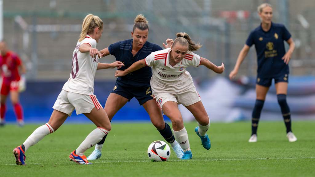 Georgia Stanway von den FC Bayern Frauen im Testspiel gegen Juventus Turin im Zweikampf.