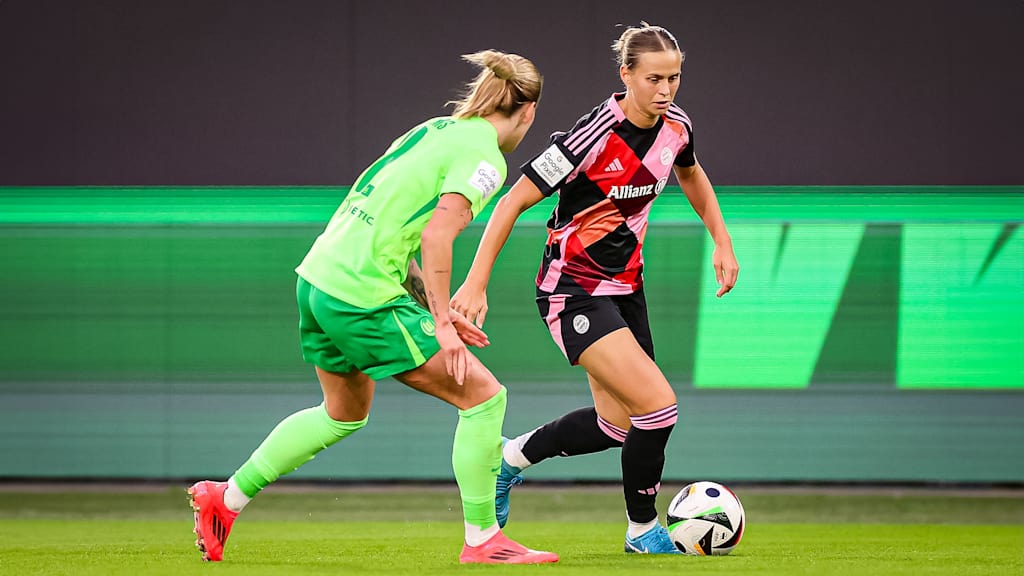 Klara Bühl, Zweikampf, FC Bayern Frauen auswärts beim VfL Wolfsburg