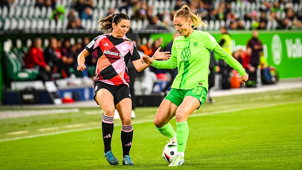 Tuva Hansen, Zweikampf, FC Bayern Frauen auswärts beim VfL Wolfsburg