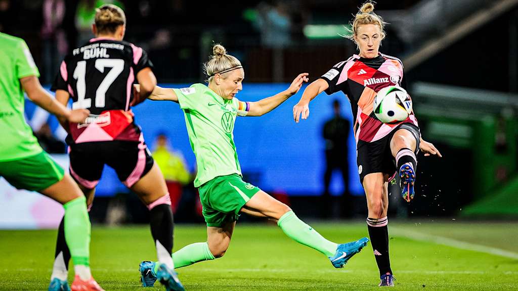 Carolin Simon, Zweikampf, FC Bayern Frauen auswärts beim VfL Wolfsburg
