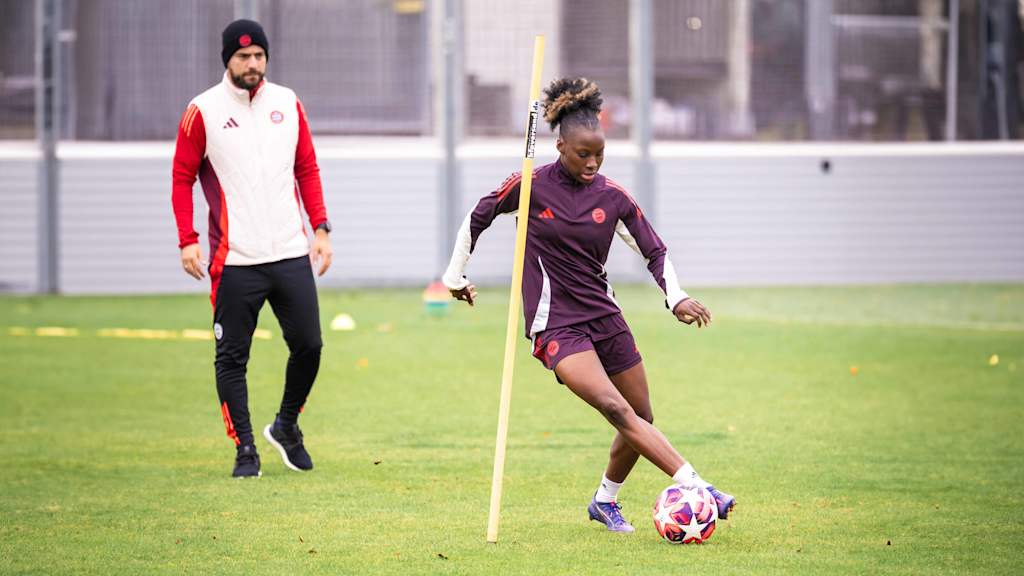 Magou Doucouré von den FC Bayern Frauen vor dem Spiel gegen Arsenal