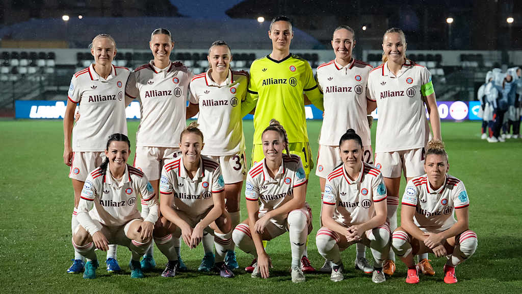 Mannschaftsfoto, vor Auswärtsspiel der FC Bayern Frauen bei Juventus Turin