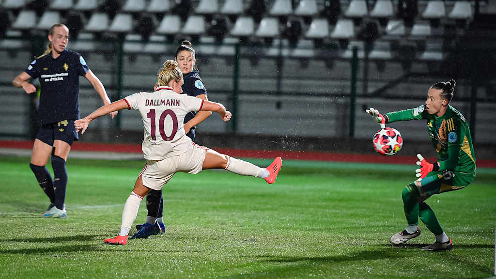 Linda Dallmann, Torschuss, im Auswärtsspiel der FC Bayern Frauen bei Juventus Turin