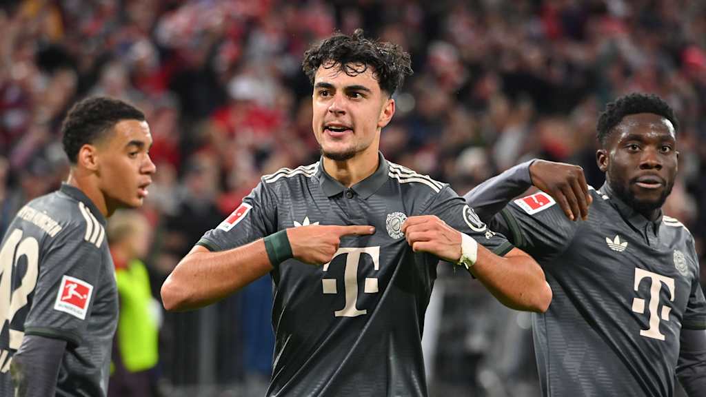 Aleksandar Pavlović jubelt im Trikot des FC Bayern