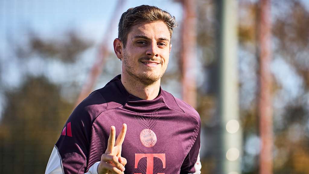 Josip Stanišić training at Bayern