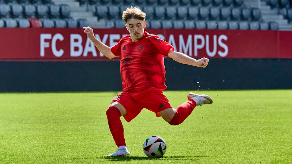 Lennart Karl im Spiel der FC Bayern U17