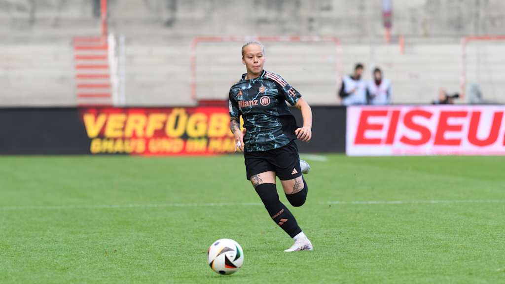 FCB-Spielerin der zweiten Mannschaft im Auswärtstrikot