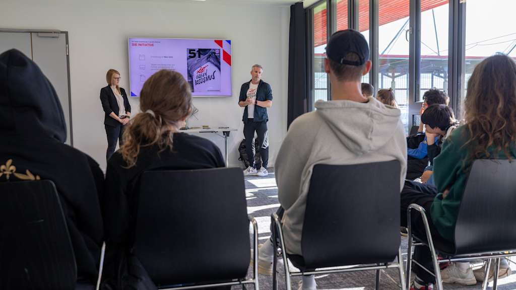 The workshop with Red against Racism at the FC Bayern Campus